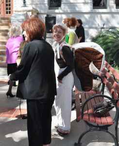 Squirrelletta Shows Off Her Tail