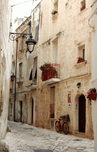 monopoli street scene