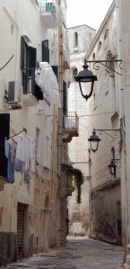 monopoli street scene