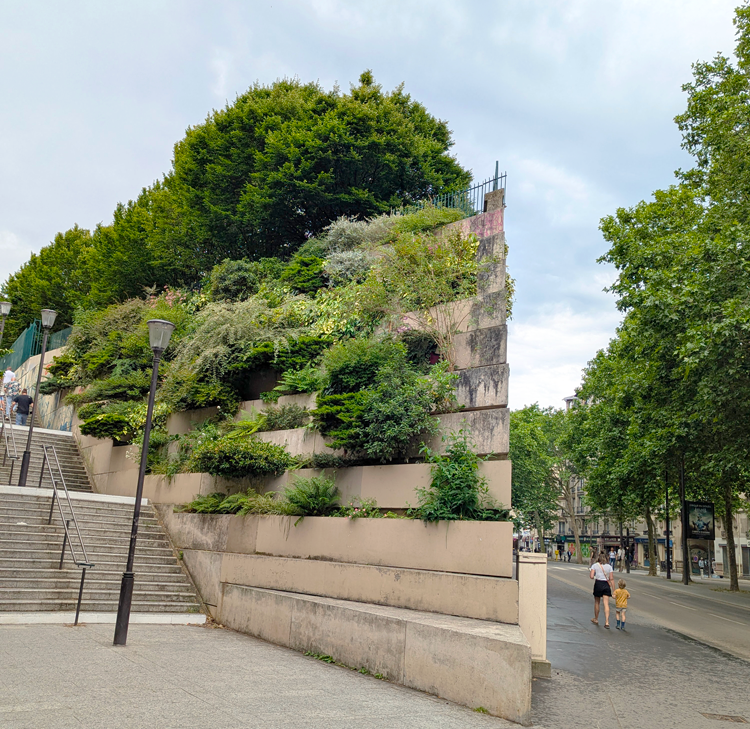 entryway along promenade plantee in Paris