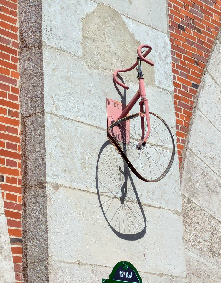 public art along promenade plantee in Paris